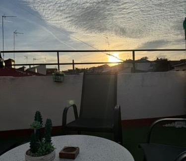 Villarejo de Salvanes Apartment | Casa Luzon, terraza-solarium con ducha y salon rustico