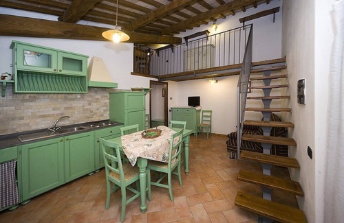Montefiascone House | Casa Nocetta M: A characteristic and welcoming apartment that is part of an ancient country house surrounded by the greenery, with Free WI-FI.