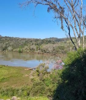 Maximiliano de Almeida House | Casa rústica às margens do lago