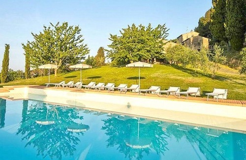 Gambassi Terme House | Casa Ramisia E: A characteristic and welcoming apartment that is part of an ancient country house surrounded by a wonderful park, with Free WI-FI.