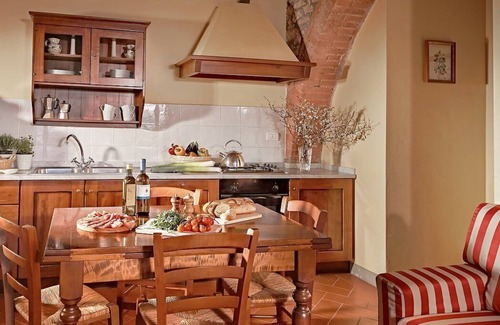 Gambassi Terme House | Casa Ramisia I: A characteristic and welcoming apartment that is part of an ancient country house surrounded by a wonderful park, with Free WI-FI.