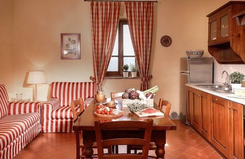 Gambassi Terme House | Casa Ramisia L: A characteristic and welcoming apartment that is part of an ancient country house surrounded by a wonderful park, with Free WI-FI.