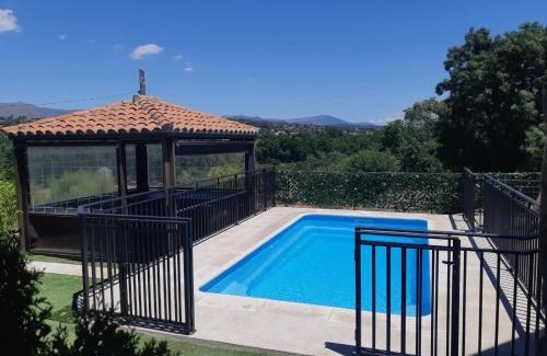 Burgohondo Villa | Casa Rural La Casita Roja