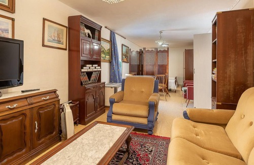 La Carlota House | Casa Rural Vía Verde Las Pinedas is a two-story colonial-style mansion that is more than 100 years o