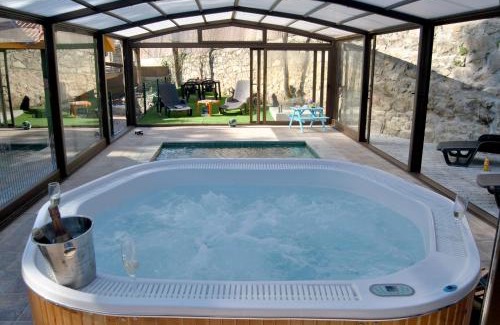 Collado Mediano Villa | Casa Rural Villa Angeles con Piscina y Jacuzzi