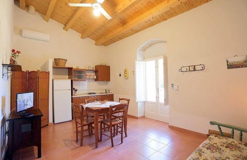 Santa Croce Camerina House | Casa Sabedda B: A characteristic and welcoming apartment that is part of an ancient country house in a quiet position, surrounded by the Sicilian countryside, with Free WI-FI.