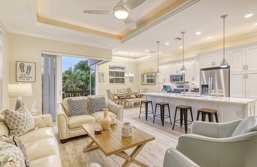 Siesta Key House | Casa Stolida | Pet Friendly 🐶 Ping Pong Table, Private Heated Pool, Steps to Beach!