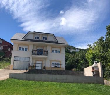 Corullon House | Casa turismo rural Becar