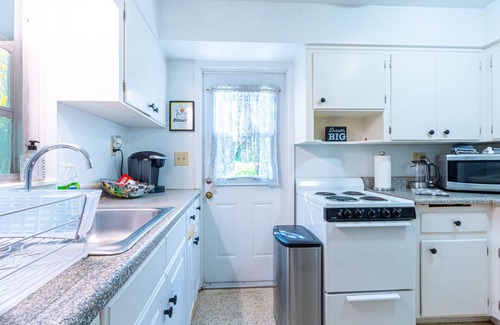 Lazy Lake House | Casa Valenti Old Florida Guest House on Secluded Acre