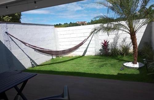 Serra Negra House | Casa1sn - Casa completa com jardim privativo e chuveirão refrescante!