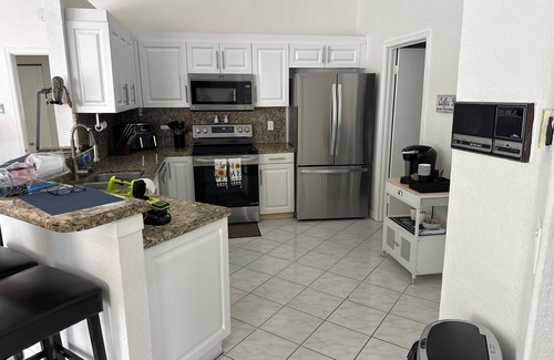 Tropic Palms House | CasaDelray! nYour Spacious 5BR Coastal Retreat nJust Minutes Away From The BEACH