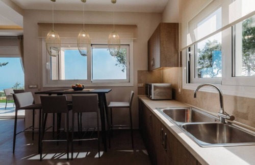 Akrotiri House | CasAelia - Seaview, beautiful sunrises and sunsets.