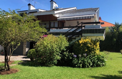 Laredo House | CasaMar Chalet al lado de la playa con piscina privada, jardín y barbacoa, frontón, 6 HABITACIONES