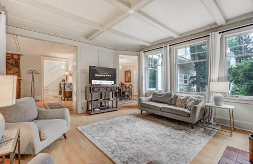 Old North End Villa | Cascading Manor - Loft HotTub SmartTVs SelfEntry FirePit