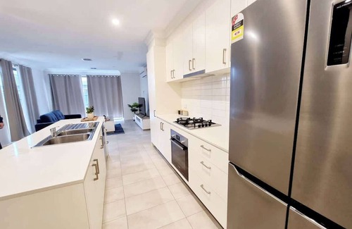 Melbourne House | Casey Green Estate 3 bedrooms Narre Warren home