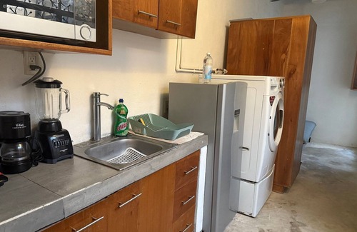 Campeche House | Casita de la 12 5 min a centro Campeche ideal para 2 ó 3 personas Cocina con estufa de inducción, microondas y refrigerador