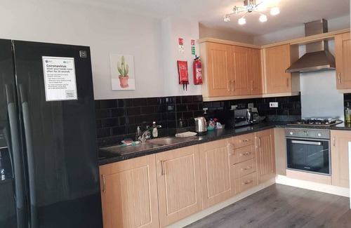 Grimsby House | Caspian House (4 Bedrooms) - Serviced Accommodation