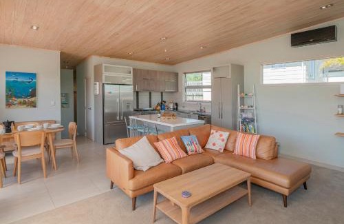 Whangamata House | Castaway Bach - Whangamata Holiday Home