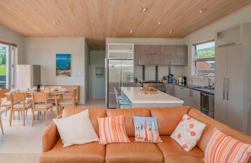 Whangamata House | Castaway Bach - Whangamata Holiday Home