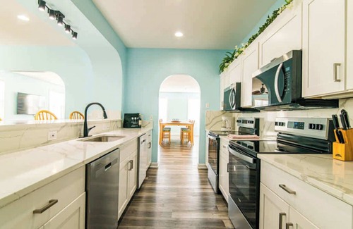 North Myrtle Beach House | Castle Tropical Ocean View Pool & Game Room