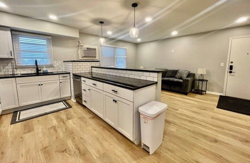 Joslyn Castle Apartment | Cathedral 6-Walk to UNMC!