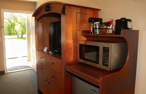 Caineville Hotel | Cathedral Valley Inn