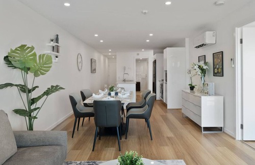 Milton Apartment | CBD Modern 3-Bed Panoramic River View, 2Cars/Pool