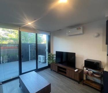 Reid Apartment | CBD - Pool - Sleeps 4 - Parking