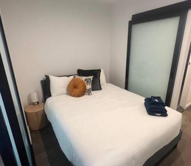 Reid Apartment | CBD - Pool - Sleeps 4 - Parking