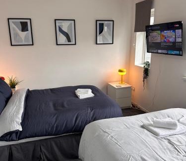 Weston on Trent Apartment | CBS Arena - Modern Home Near M6 NEC and UHCW Hospital - Ideal for Work Stays