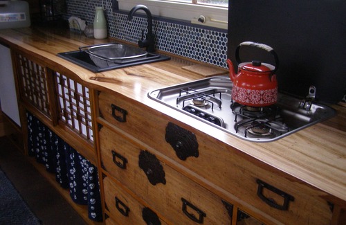 Nyora Apartment | Cedar Cosy Tiny Farm Stay Loch & Rail Trail pit stop for Philip Island or Prom