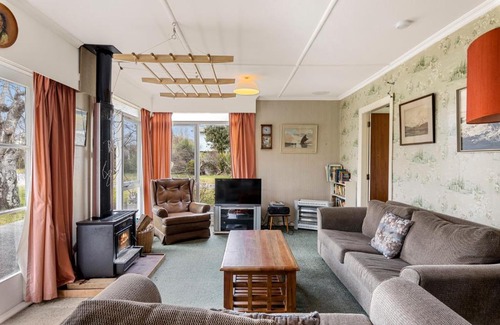 Te Rangiita House | Cedar Cottage - Tauranga Taupo Holiday Home