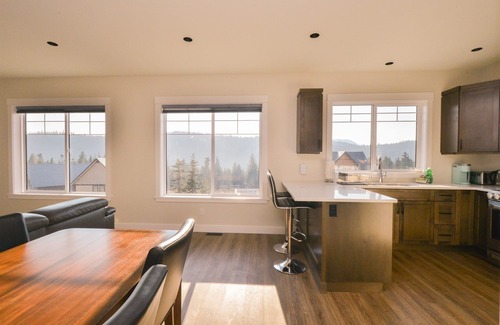 Courtenay House | Cedar Ridge: 2BR w/Views Ping Pong & Lvl2 EV Chrgr