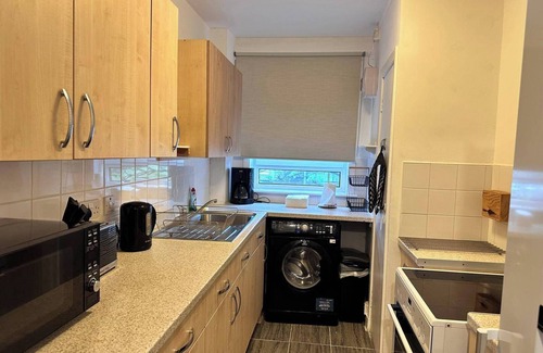 Greenock Apartment | Central 1-Bed Apt, Sleeps 4, 5 mins to Station
