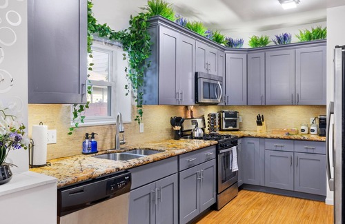 South Side Flats House | Central 5BD Getaway - Spacious Home w/BBQ
