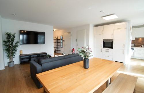 Lurup Apartment | Central Apartment 4 Bedrooms for up to 12 Guests