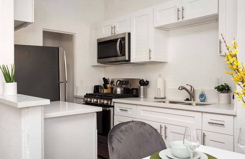 Golden Hill Apartment | Central Apartment | Parking + Netflix