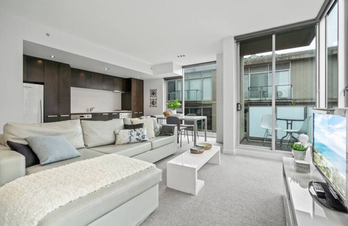 East Melbourne Apartment | Central apt with Parking & Pool