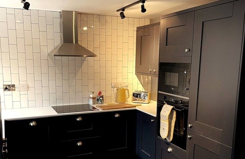 Beaumaris House | Central Beaumaris, EV charger, enclosed garden