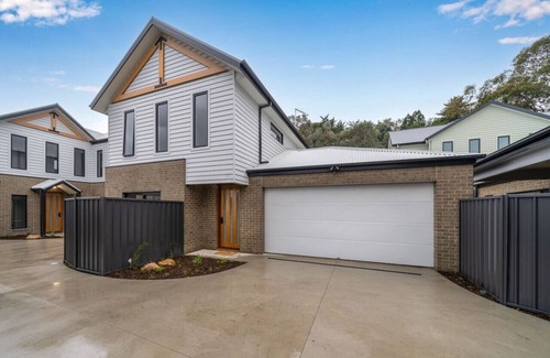 Beechworth Apartment | Central brand new studio