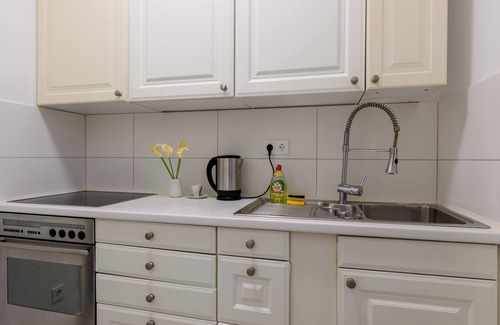 Muelheim Apartment | Central but quiet furnished 2-rooms-flat in Cologne Deutz near the Fair