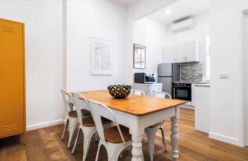 Carlton Apartment | Central Chic & Cool Carlton Apartment on Elgin St.