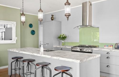 Gisborne House | Central Family Home 5 min to CBD!