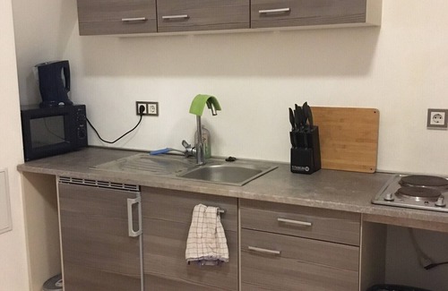 Victoriastadt Apartment | CENTRAL FLAT WITH KITCHEN (13 MIN. TO CITY CENTER)
