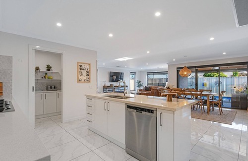 Yarrawonga House | Central Haven close to town with swimming pool