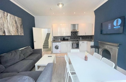 Hove Apartment | Central Hove 5 Bedroom Flat BN332AWES