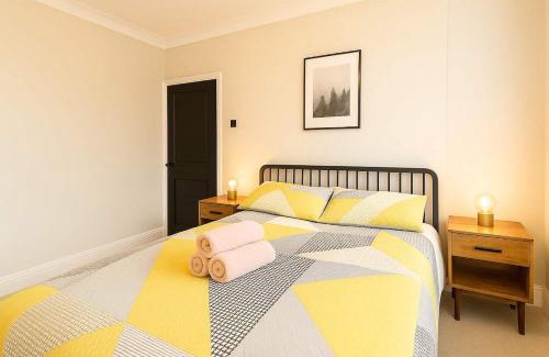 Grangetown Apartment | Central King Apartment with view of River