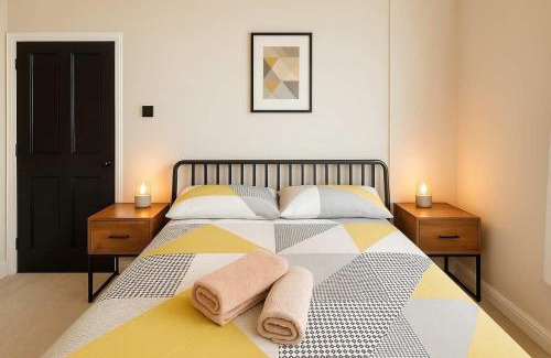 Grangetown Apartment | Central King Apartment with view of River