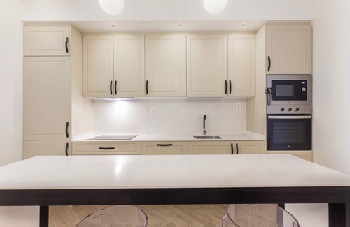 Embajadores Apartment | Central Madrid, with 5bdrs! Up to 10 people!