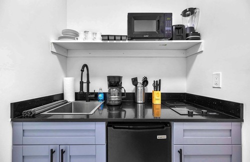 Liberty City Apartment | Central Miami Studio | Wynwood 8 Min